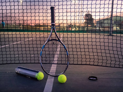 网球拍和网球除了在室外网球场上的图片