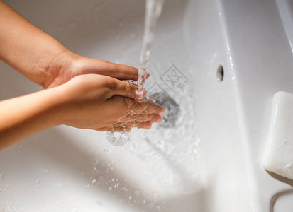 一个孩子用肥皂洗手卫生卫生程序孩子手上的泡沫特写防图片