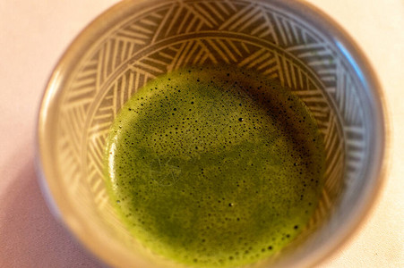 在日本传统茶道中供应的一碗抹茶绿图片