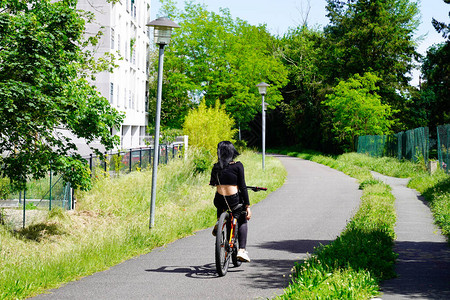 在法国圣梅达德市骑自行图片