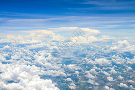 蓝色天空在白云上方的美丽景色和窗图片