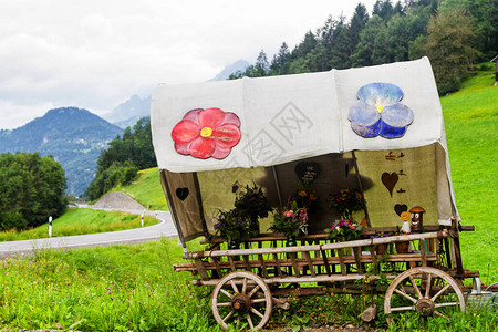 瑞士山村之一的装饰马车图片