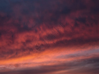 天空中的红色戏剧晚上积云日落时五颜六色的多云天空天空纹理图片