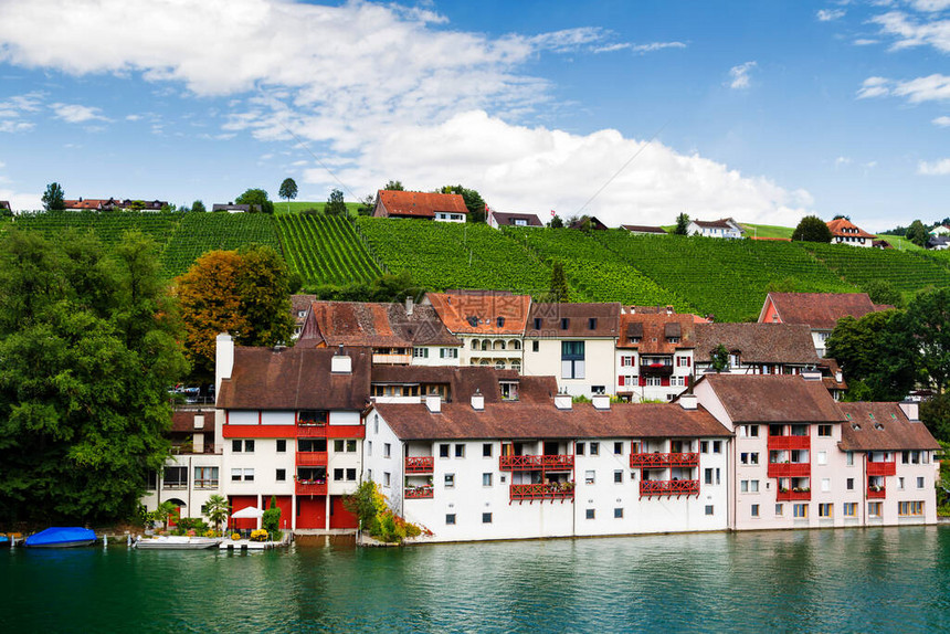 在瑞士埃格利索河滨的舒适建筑和美丽图片