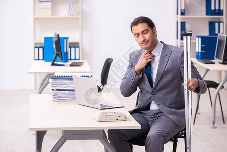 办公室环境中的男L图片