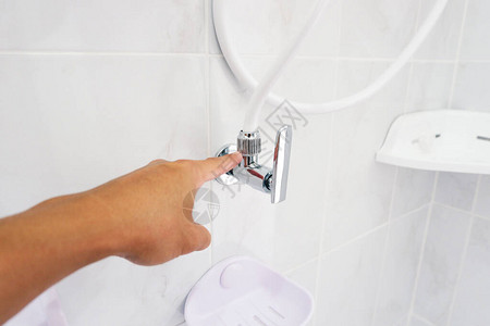 指向水管与淋浴阀关口的连接点而手则图片