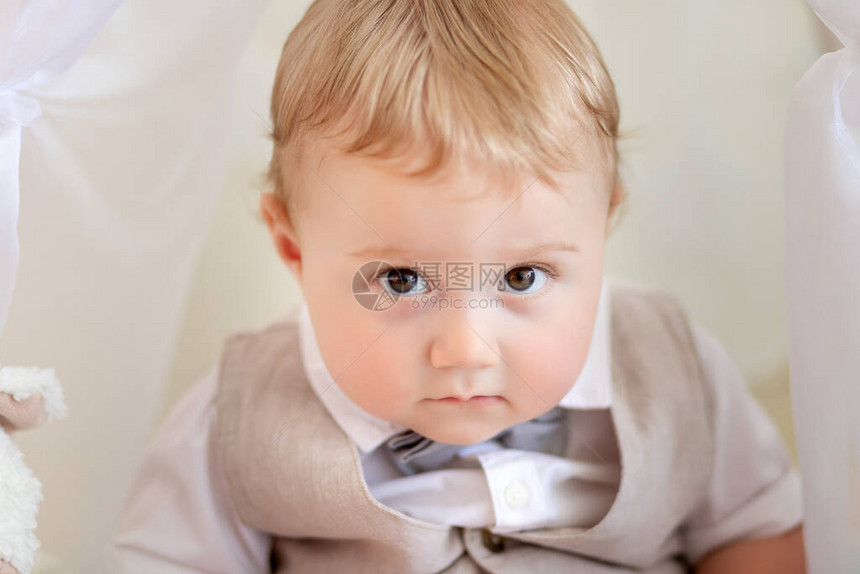 一个1岁男孩穿着西装和一个领结的肖像岁男孩穿着西图片