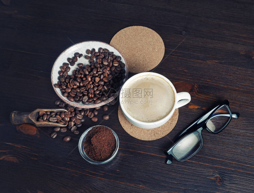 咖啡杯咖啡豆地粉啤酒杯和木本面的眼图片