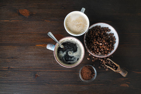 咖啡在木桌背景咖啡杯烤咖啡豆和地面图片