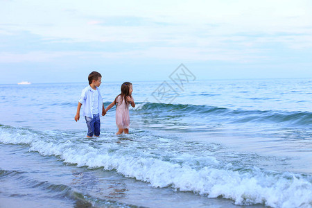 两名儿童沿海岸附近的海域跑儿童手牵赤高清图片