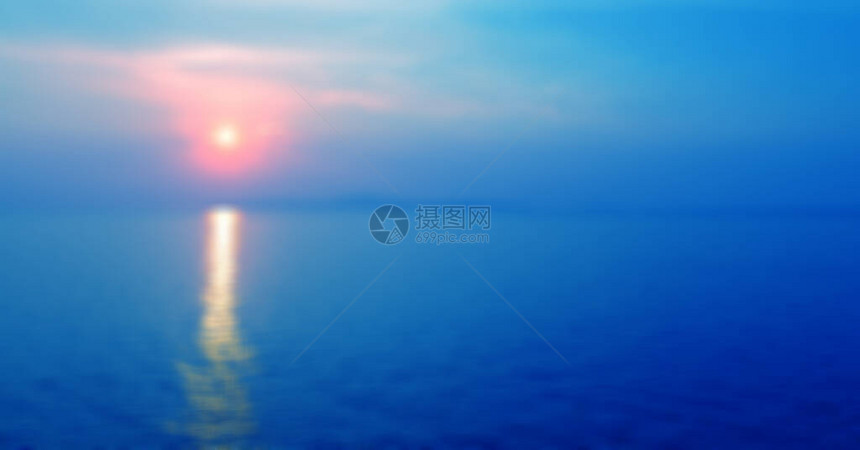 黄昏时分在海上全景戏剧热带日落图片