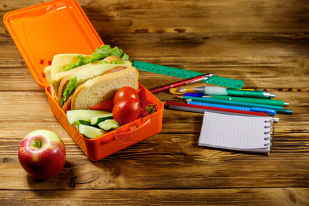 学校用品苹果和午餐盒图片