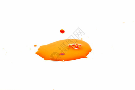 溅在白色背景上的橙色水滴图片