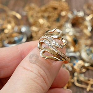 珠宝商把戒指视为钻石蛇图片