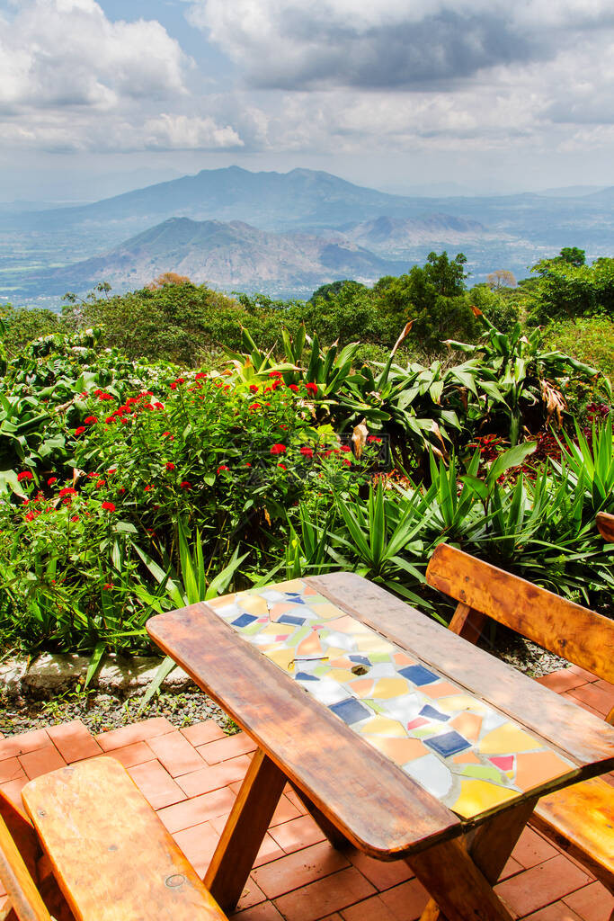 萨尔瓦多餐厅花园的景色图片