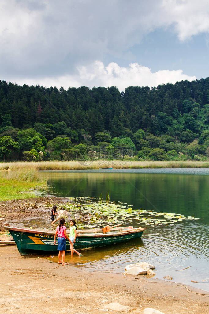 森林深处的湖在热门旅游路线上称为拉古纳佛得角2014年5日在萨尔瓦多的Rutadelas图片