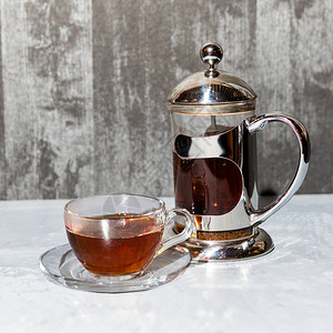 杯子和碟子银色背景上的茶具图片