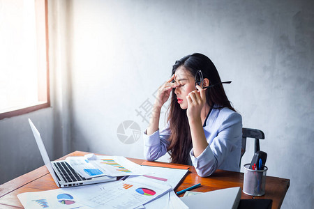 错过了烂摊子压力大的女商人经济不景气背景