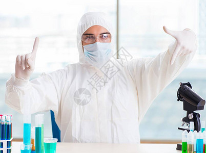 年轻化学家在实验室图片