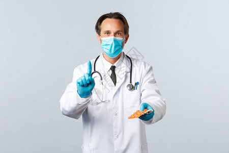 戴着医用口罩和手套的医生解释处方图片