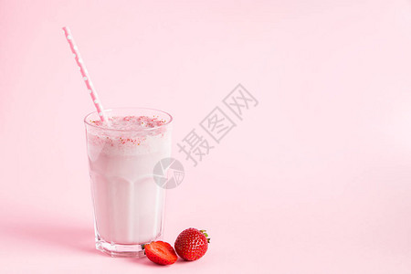 粉红色背景的鲜奶昔和草莓夏季脱毒饮图片