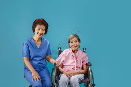 与照顾者交谈的老年妇女幸福图片