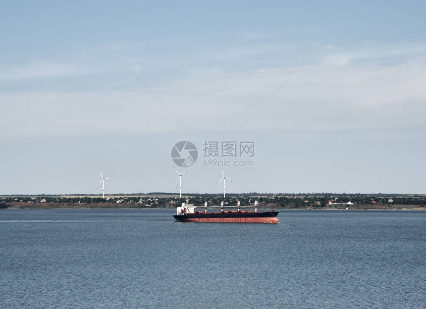 在风车前面的商业货运船海运货船海外物图片