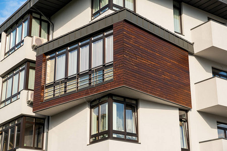 多层建筑部分的住宅高层木制板块构件中的聚图片