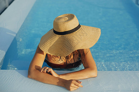 享受暑假夏季热带假期戴着太阳帽的女孩在豪华度假村度假图片