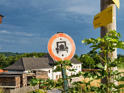 奥地利古老的历史交通标志在格蒙登特劳恩西湖附近的图片