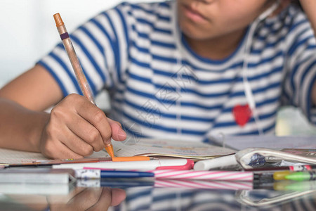 学生在家教育返校和扫盲日概念图片