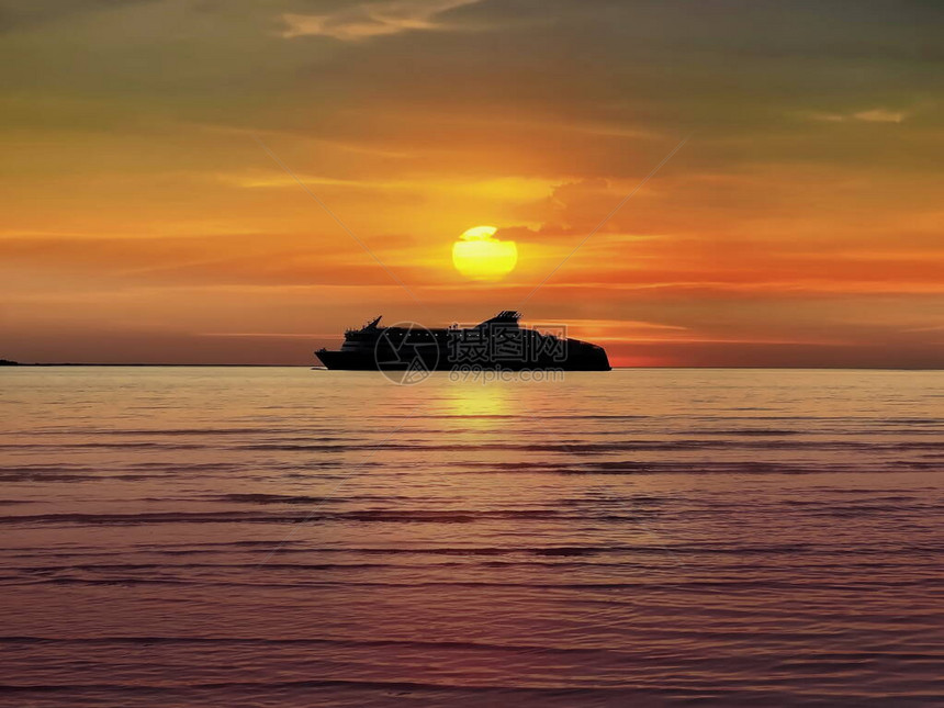 海平线游轮上海边的橙色夏季日落图片