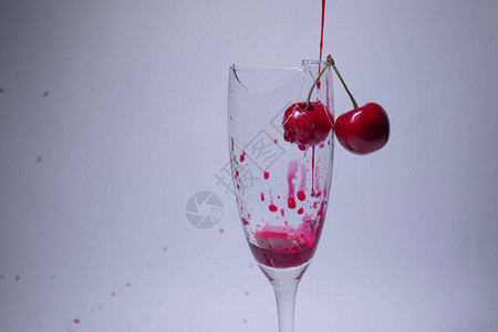 滴红色液体血在一个破碎的香槟酒杯中图片