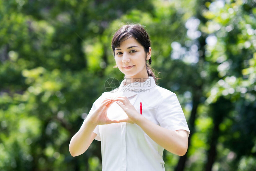 穿着白大衣的年轻女子在图片