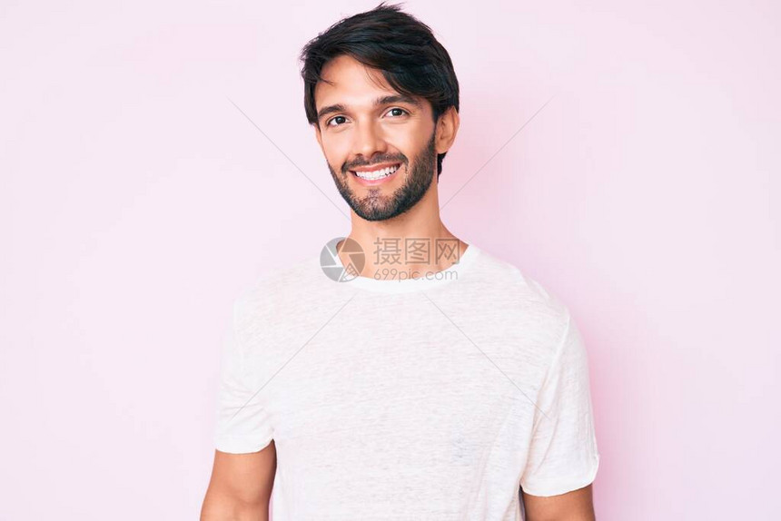 帅气的西班牙裔男子穿着休闲的白色T恤图片