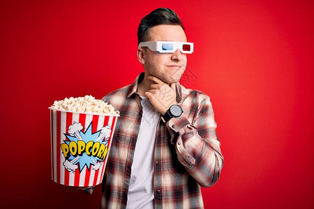 年轻英俊的白人男子戴着3D电影眼镜图片