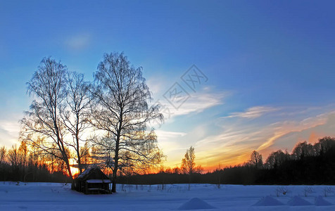 冬季日落风景雪覆图片