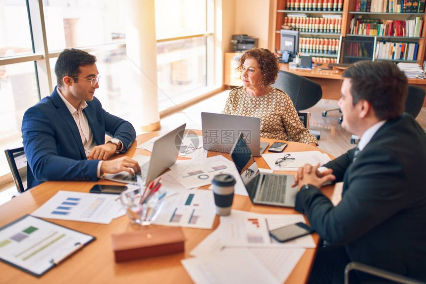 商业律师工作者在律师事务所办公室开会在工作场所从事财务战略的专图片