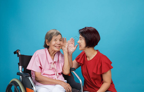亚裔高龄妇女听力丧失听力困难者试图片