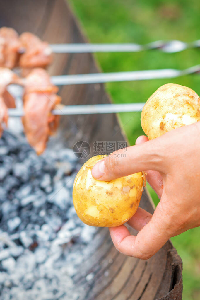 人的手在户外用烧烤肉用烤肉串烤土豆生活方式乡村食图片