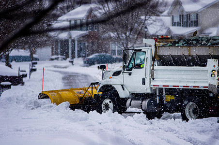 白色和黄色城市雪犁车驶走图片