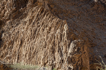 在阿曼山区地貌显示为薄岩层的崎岖沉积土图片