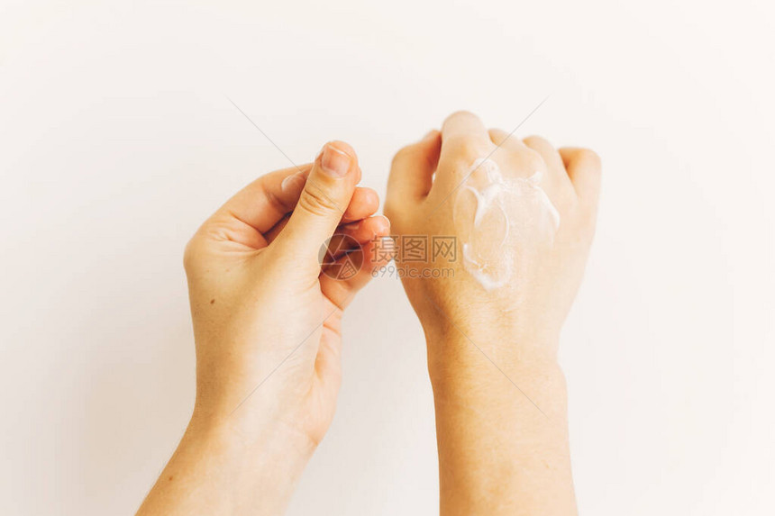避免皮肤干燥洗手后涂抹保湿霜和按摩皮肤的手治疗干皮肤奢华图片