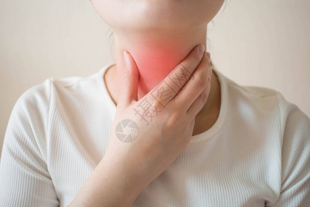 喉炎灰色下患有喉咙痛的病妇喉咙痛的原因包括流感普通感冒细菌感染过敏烟雾胃食管反流病或肿瘤健康和医背景