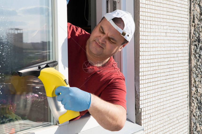 男子清洁玻璃窗开口公寓清洁服务定期清洁和卫生处理办公室图片