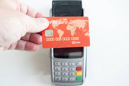 红色信用卡信用卡和Pos终端在白色图片