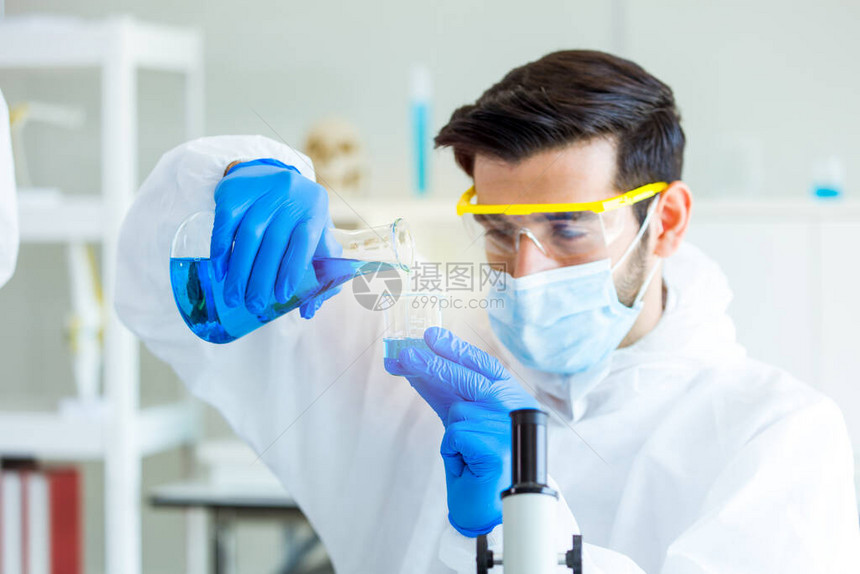 一位医学科家正在实验室内研究和试验有效的生物化学物质和反应图片