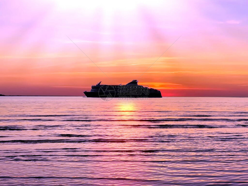 海平线游轮上海边的粉色夏季日落图片