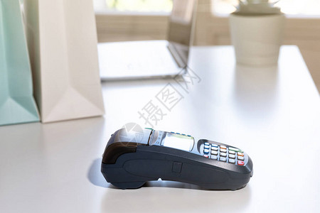 NFC在白桌上的付款终端图片