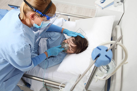 护士将氧气面具戴在住院病人的床上图片